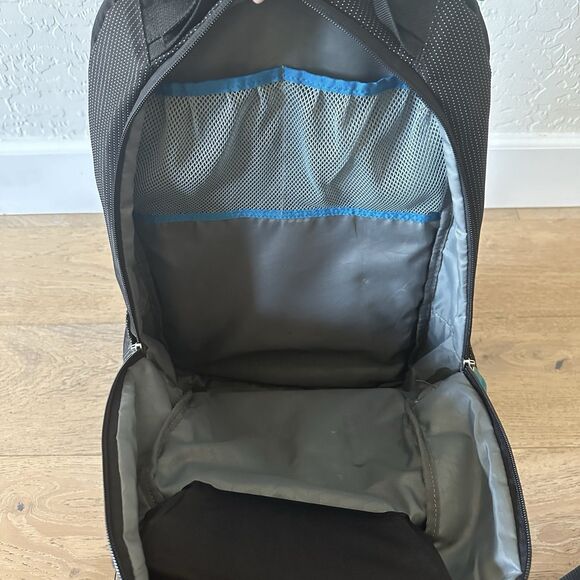 Thule Crossover 32L Backpack - 15inch MacBook Pro / 15.6inch PC/Tablet - 19”x15” - Picture 8 of 16